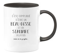 quotedazur - Mug Compliqué D'être Un Beau Gosse Et Stagiaire À La Fois Mais Ça Va Je Gère Noir/Céramique