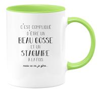 quotedazur - Mug Compliqué D'être Un Beau Gosse Et Stagiaire À La Fois Mais Ça Va Je Gère Vert/Céramique