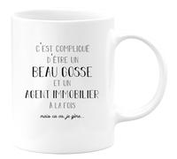 quotedazur - Mug Compliqué D'être Un Beau Gosse Et Un Agent Immobilier À La Fois Mais Ça Va Je Gère - Blanc/Céramique
