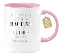 quotedazur - Mug Compliqué D'être Un Beau Gosse Et Un Luthier À La Fois Mais Ça Va Je Gère - Humour, Musique, Cadeau Anniversaire, Noël