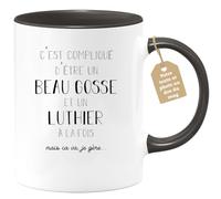 quotedazur - Mug Compliqué D'être Un Beau Gosse Et Un Luthier À La Fois Mais Ça Va Je Gère - Humour, Musique, Cadeau Anniversaire, Noël