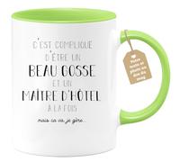 quotedazur - Mug Compliqué D'être Un Beau Gosse Et Un Maître D'hôtel À La Fois Mais Ça Va Je Gère - Humour, Cadeau Anniversaire, Noël, Métier