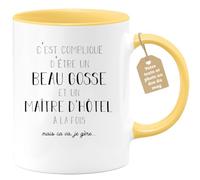 quotedazur - Mug Compliqué D'être Un Beau Gosse Et Un Maître D'hôtel À La Fois Mais Ça Va Je Gère - Humour, Cadeau Anniversaire, Noël, Métier