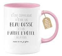 quotedazur - Mug Compliqué D'être Un Beau Gosse Et Un Maître D'hôtel À La Fois Mais Ça Va Je Gère - Humour, Cadeau Anniversaire, Noël, Métier