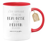 quotedazur - Mug Compliqué D'être Un Beau Gosse Et Un Médecin À La Fois Mais Ça Va Je Gère - Humour Médecine Cadeau Anniversaire Noël