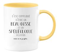 quotedazur - Mug Compliqué D'être Un Beau Gosse Et Un Spéléologue À La Fois Mais Ça Va Je Gère - Jaune/Céramique