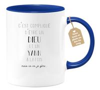 quotedazur - Mug Compliqué D'Être Un Dieu Et Un Yann Mais Ça Va Je Gère - Cadeau Humour Prénom - Idée Cadeau Famille Saint Valentin - Tasse Prénom Yann