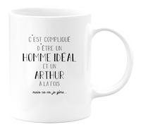 quotedazur - Mug Compliqué D'Être Un Homme Idéal Et Un Arthur Mais Ça Va Je Gère - Cadeau Humour Prénom - Idée Cadeau Famille Saint Valentin - Tasse Prénom Arthur