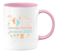 quotedazur - Mug coucou mamie j'arrive en 2025 - Tasse Cadeau Annonce Grossesse Naissance Mamie Femme - Rose/Céramique