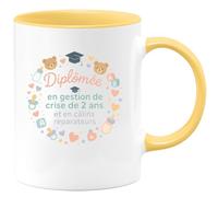 quotedazur - Mug Diplômée en gestion de crise de 2 ans et en câlins réparateurs - Tasse Cadeau Nounou Femme - Jaune/Céramique