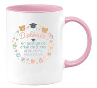 quotedazur - Mug Diplômée en gestion de crise de 2 ans et en câlins réparateurs - Tasse Cadeau Nounou Femme - Rose/Céramique