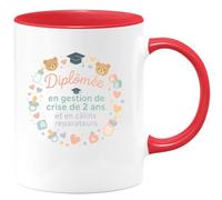 quotedazur - Mug Diplômée en gestion de crise de 2 ans et en câlins réparateurs - Tasse Cadeau Nounou Femme - Rouge/Céramique