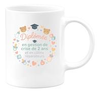 quotedazur - Mug Diplômée en gestion de crise de 2 ans et en câlins réparateurs - Tasse Cadeau Nounou Femme - Blanc/Céramique