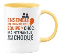 quotedazur - Mug Ensemble on formait une équipe de choc. Maintenant je suis juste choqué - Tasse Cadeau Collègue Femme - Jaune/Céramique