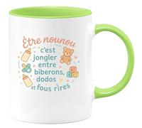 quotedazur - Mug Être nounou c'est jongler entre biberons, dodos et fous rires - Tasse Cadeau Nounou Femme - Vert/Céramique