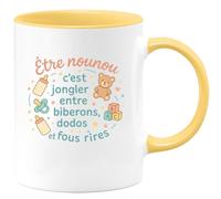 quotedazur - Mug Être nounou c'est jongler entre biberons, dodos et fous rires - Tasse Cadeau Nounou Femme - Jaune/Céramique