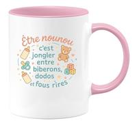 quotedazur - Mug Être nounou c'est jongler entre biberons, dodos et fous rires - Tasse Cadeau Nounou Femme - Rose/Céramique