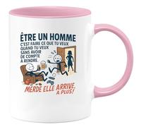quotedazur - Mug être un homme c'est faire ce que tu veux quand tu veux sans avoir de compte à rendre. Merde elle arrive, à plus ! - Tasse Cadeau Humour Homme - Rose/Céramique