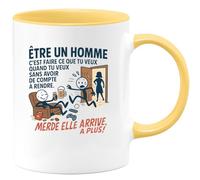 quotedazur - Mug être un homme c'est faire ce que tu veux quand tu veux sans avoir de compte à rendre. Merde elle arrive, à plus ! - Tasse Cadeau Humour Homme - Jaune/Céramique