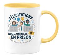 quotedazur - Mug Félicitations pour ta libération conditionnelle. Nous, on reste en prison - Tasse Cadeau Départ collègue - Jaune/Céramique
