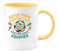 quotedazur - Mug Futur papy footballeur cherche petit équipier - Tasse Cadeau Annonce Grossesse Naissance Papy Homme - Jaune/Céramique