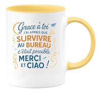 quotedazur - Mug Grâce à toi j'ai appris que survivre au bureau c'était possible. Merci et ciao ! - Tasse Cadeau Collègue Femme - Jaune/Céramique