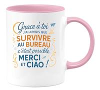quotedazur - Mug Grâce à toi j'ai appris que survivre au bureau c'était possible. Merci et ciao ! - Tasse Cadeau Collègue Femme - Rose/Céramique