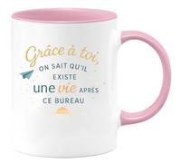 quotedazur - Mug Grâce à toi, on sait qu'il existe une vie après ce bureau - Tasse Cadeau Départ collègue - Rose/Céramique