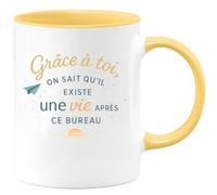 quotedazur - Mug Grâce à toi, on sait qu'il existe une vie après ce bureau - Tasse Cadeau Départ collègue - Jaune/Céramique