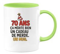 quotedazur - Mug Humour 70 Ans, Ça Mérite Bien Un Cadeau De Merde. Idée Drôle Pour Homme Avec Tasse Originale