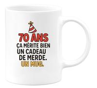 quotedazur - Mug Humour 70 Ans, Ça Mérite Bien Un Cadeau De Merde. Idée Drôle Pour Homme Avec Tasse Originale