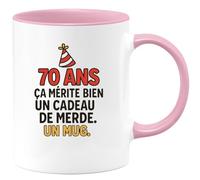 quotedazur - Mug Humour 70 Ans, Ça Mérite Bien Un Cadeau De Merde. Idée Drôle Pour Homme Avec Tasse Originale