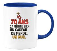 quotedazur - Mug Humour 70 Ans, Ça Mérite Bien Un Cadeau De Merde. Idée Drôle Pour Homme Avec Tasse Originale