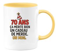 quotedazur - Mug Humour 70 Ans, Ça Mérite Bien Un Cadeau De Merde. Un Mug. - Idée Cadeau Drôle Pour Homme Avec Tasse Originale