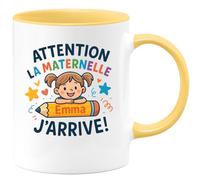 quotedazur - Mug Humour Attention La Maternelle, Emma Arrive ! Cadeau Tasse Rentrée Scolaire - Idée Cadeau Originale Tasse Pour Maîtresse Et Rentrée Scolaire