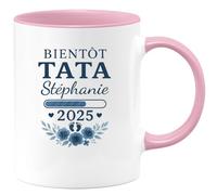 quotedazur - Mug Humour Bientôt Tata Stéphanie En 2025, Un Cadeau Unique À Offrir Original Pour Tasse Personnalisée Future