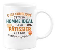 quotedazur - Mug Humour C'est Compliqué D'être Un Homme Idéal Et Pâtissier, Mais Ça Va, Je Gère. Cadeau Original Pour Tasse Parfaite Au Quotidien