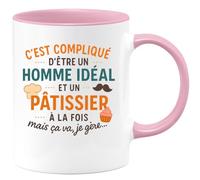 quotedazur - Mug Humour C'est Compliqué D'être Un Homme Idéal Et Pâtissier, Mais Ça Va, Je Gère. - Idéal Cadeau Original Pour Pâtissier, Tasse Parfaite Au Quotidien