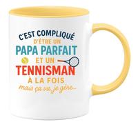 quotedazur - Mug Humour C'est Compliqué D'être Un Papa Parfait Et Tennisman, Mais Je Gère Avec Fierté Idée Cadeau Originale Tasse Pour Fier