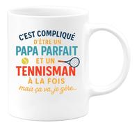 quotedazur - Mug Humour C'est Compliqué D'être Un Papa Parfait Et Tennisman, Mais Je Gère Avec Fierté Idée Cadeau Originale Tasse Pour Fier