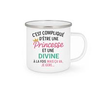 quotedazur - Mug Humour C'est Compliqué D'être Une Divine Et Une Princesse - Idée Cadeau Prénom Divine Anniversaire