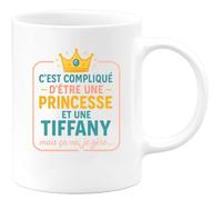 quotedazur - Mug Humour C'est Compliqué D'être Une Princesse Et Tiffany, Mais Je Gère Au Quotidien Idée Cadeau Originale Tasse Humoristique Pour Femme Moderne