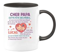 quotedazur - Mug Humour Cher Papa, Cette Fête Des Pères Je Suis Encore Dans Le Ventre De Maman, Bientôt Blotti Tes Bras. Cadeau Tasse Tendre Message Bébé