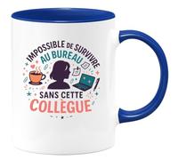 quotedazur - Mug Humour Impossible de survivre au bureau sans cette collègue - Cadeau Collègue Femme