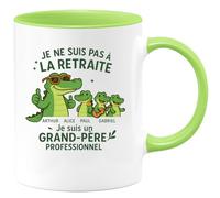quotedazur - Mug Humour Je Ne Suis Pas À La Retraite, Grand-père Professionnel Fier D'arthur, Alice, Paul, Gabriel Idée Cadeau Tasse Personnalisée Pour Et