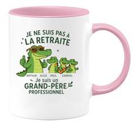 quotedazur - Mug Humour Je Ne Suis Pas À La Retraite, Grand-père Professionnel Fier D'arthur, Alice, Paul, Gabriel Idée Cadeau Tasse Personnalisée Pour Et