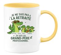 quotedazur - Mug Humour Je Ne Suis Pas À La Retraite, Grand-père Professionnel Fier D'arthur, Alice, Paul, Gabriel - Idée Cadeau Tasse Personnalisée Pour Grand-père Fier Et Professionnel