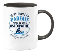 quotedazur - Mug Humour Je Ne Suis Pas Parfait, Mais Ostéopathe, C'est Presque Pareil. Cadeau Unique Pour Tasse Originale Et Drôle