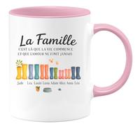 quotedazur - Mug Humour La Famille Vie Commence, Amour Infini Jade, Léa, Louis, Luna, Adam, Alice, Anna, Belle, Léo Cadeau Parfait Tasse Personnalisée Prénoms Unique