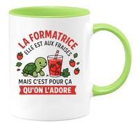 quotedazur - Mug Humour La Formatrice Est Aux Fraises, Mais C’est Pour Ça Qu’on L’adore Cadeau Original Tasse